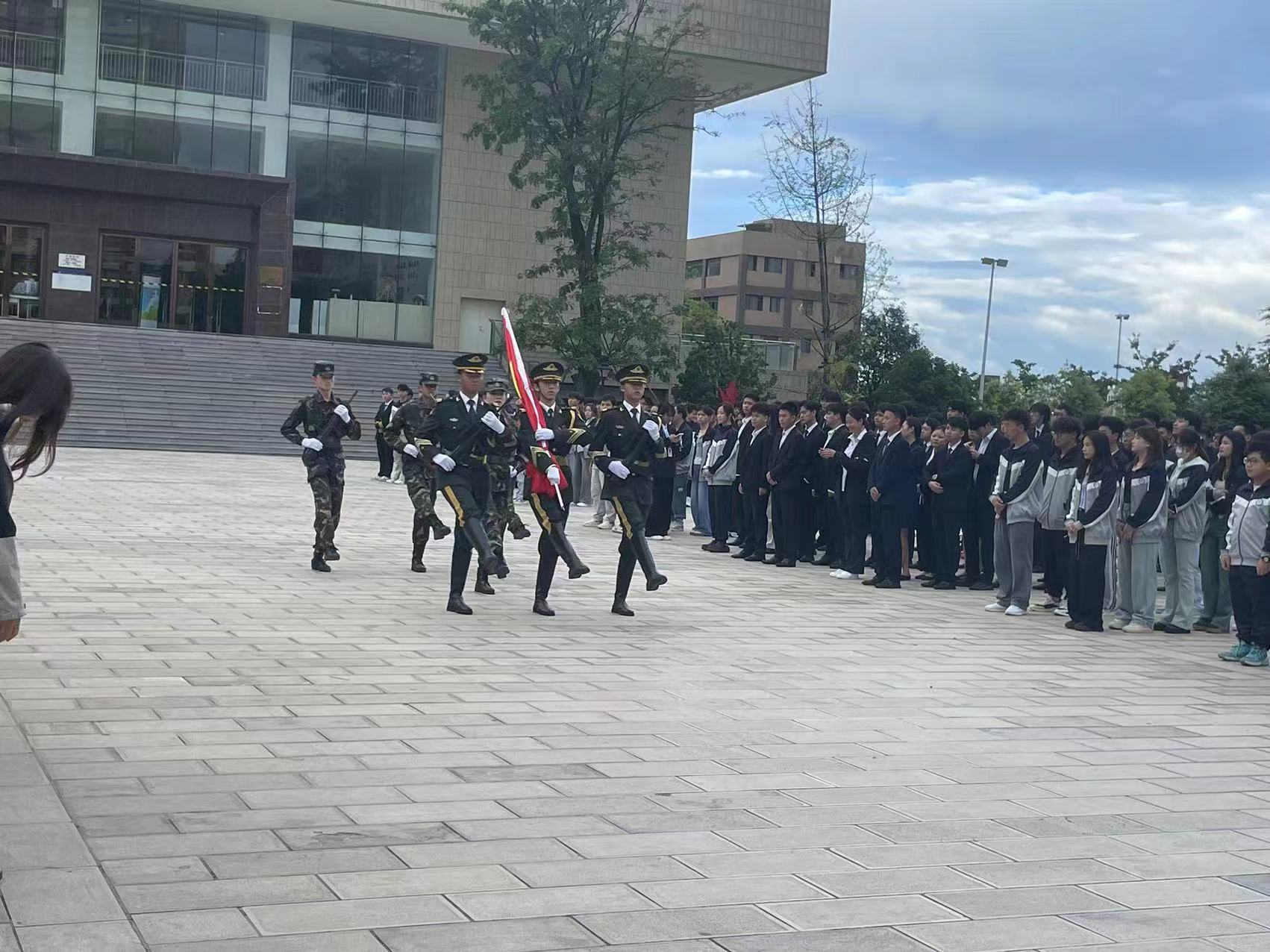 bv伟德国际1946升旗仪式及国旗下的党课教育