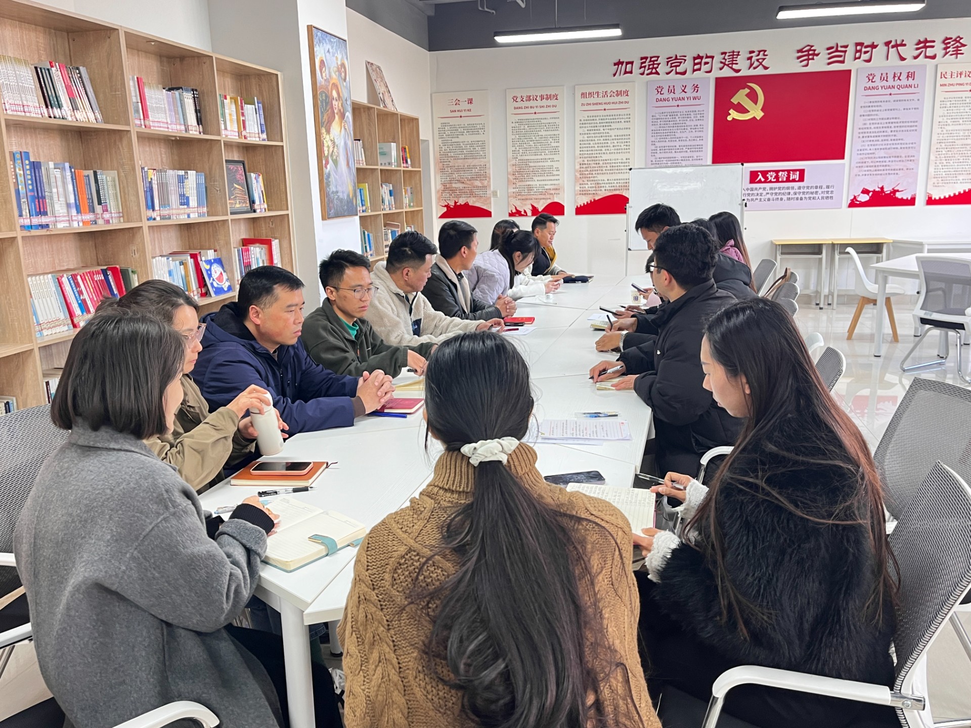 深入剖析不足，共谋发展新篇——bv伟德国际1946召开“说问题、明责任”教职工座谈会