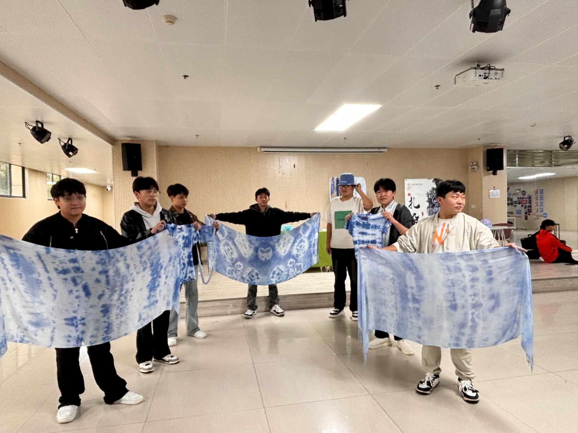 商务文旅学院成功举办职业教育周——DIY扎染体验活动
